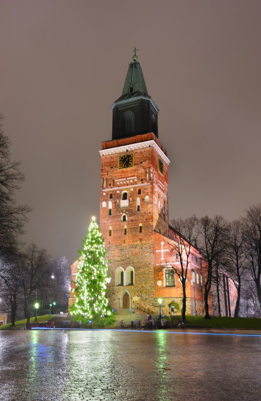 Turun jouluperinteisiin kuuluu myös Tuomiokirkon valaistu joulukuusi. (Kuva Fotolia)