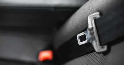 Nuori mies kuoli kaverinsa kaahailussa – tieltä suistunut auto kieri ympäri ja törmäsi puhelinpylvääseen
