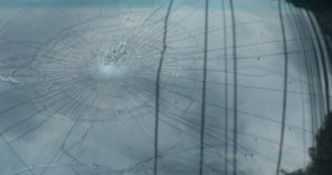 Poliisi keskeytti äänekkäät kotibileet – pysäköidyistä autoista rikottiin ikkunoita ja taloja kivitettiin