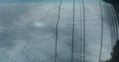 Teon taustalla riitaa ja kaunaa – 16-vuotias hajotti toisen nuoren kanssa pesäpallomailalla autoa