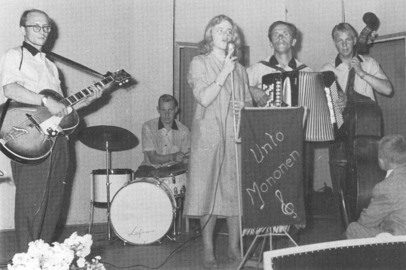 Unto Monosen tanssyhtye vuonna 1959, vasemmalta Unto Mononen, Matti Romu, Hilkka Mononen, Lasse Santakangas ja Reijo Nevaviita.