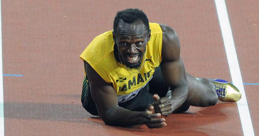 Kuva AOP Usain Boltin viimeinen kilpailu päättyi dramaattisesti vasemman jalan kramppiin reilut 30 metriä ennen maalia.