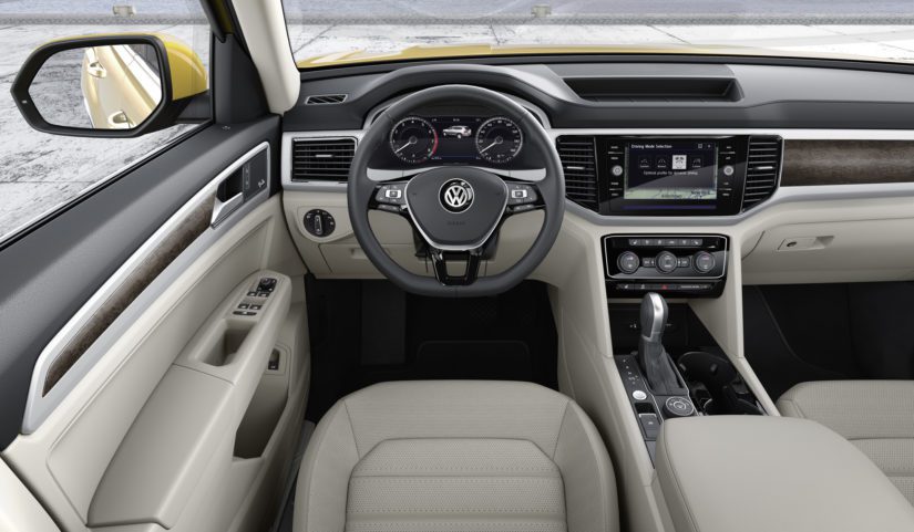 USA:ssa auto on Touaregia edullisempi, mikä selittyy mm. yksinkertaisemmalla tekniikalla ja kovamuovista tehdyllä sisustalla.