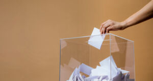 Kuntapolitiikka on yhä harvenevan ja ikääntyvän väestön käsissä – ehdokasmäärä on pudonnut jyrkästi