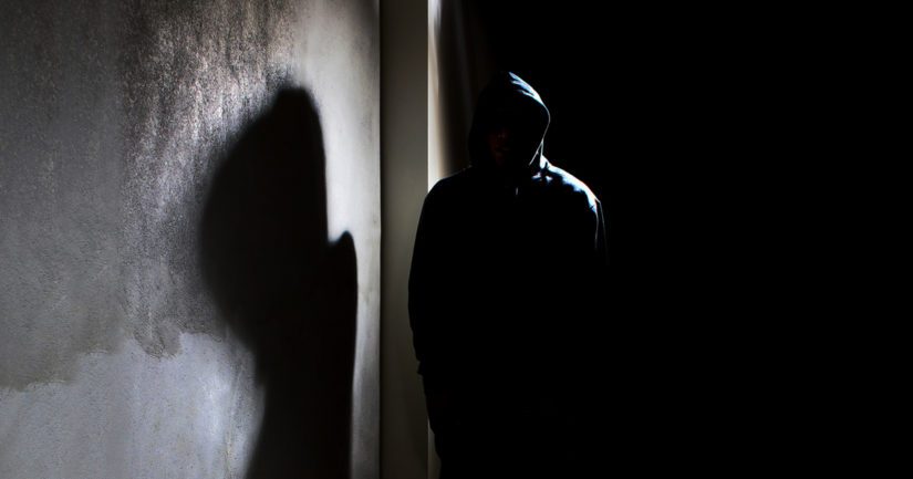 Poika kertoi poliisin kuulusteluissa ensin erilaisia sepitettyjä tarinoita häntä ja naapureita uhkaavista henkilöistä.
