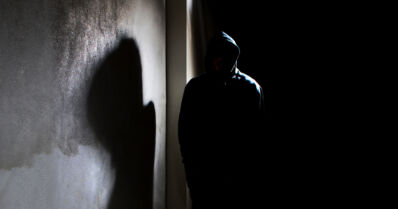 Poliisi pyytää vihjeitä – 16-vuotiasta poikaa ammuttiin käsiaseella rappukäytävässä