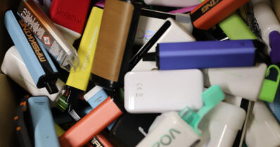 Nuoret ryöstettiin veitsellä uhaten – sähkösavukkeiden kauppojen vaarat konkretisoituivat