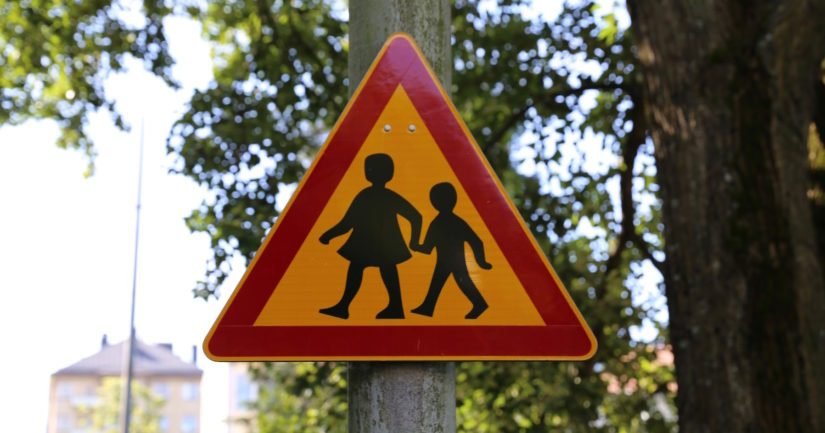 Autoa kuljettanut nainen ei kertomansa mukaan havainnut ollenkaan suojatietä ylittäneitä henkilöitä.
