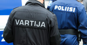 Aggressiivinen näpistelijä veti huumeneulan esiin – poliisipartio otti miehen kiinni