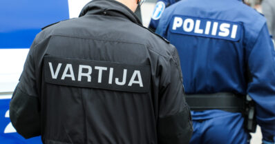 Aggressiivinen näpistelijä veti huumeneulan esiin – poliisipartio otti miehen kiinni