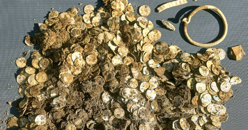 Metallinilmaisijalla löytyi aarre – Suomen suurin viikinkiaikainen hopearahakätkö