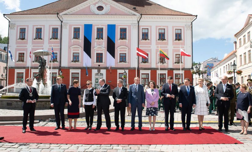 Vieraat yhteiskuvassa. Tarttoon olivat saapuneet myös Islannin, Latvian, Liettuan, Puolan ja Georgian presidentit.