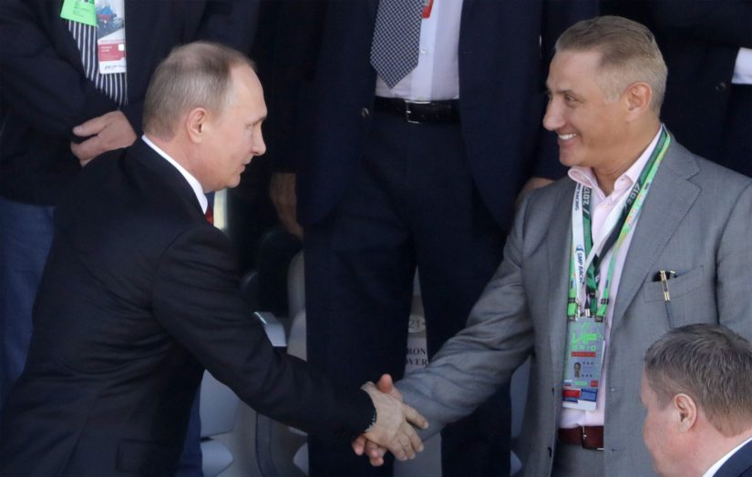 Yhteinen taustatekijä Vladimir Putinille, Gennadi Timtšenkolle, Arkadi Rosenbergille sekä Putinia kättelevälle Boris Rotenbergille oli sama judoseura jo 1960-luvulla.