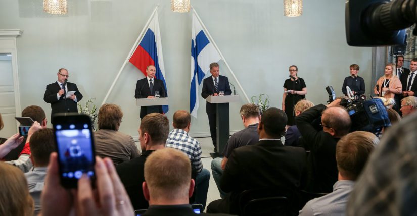 Lehdistötilaisuus Punkaharjulla muuttui hieman yllättäen kansainvälisen politiikan pelikentäksi.