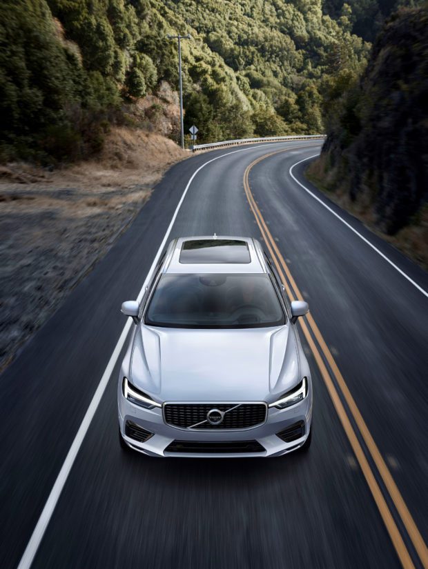 Uudessa XC60:ssa on nyky-Volvojen tunnusmerkiksi nousseet päiväajovalot.
