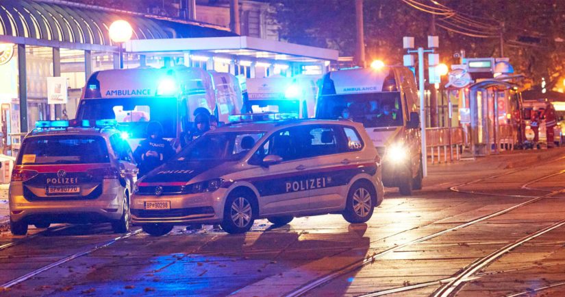 Terroristeja uskotaan olevan useampia ja käynnissä on laaja poliisioperaatio.