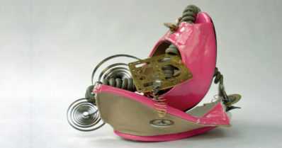 Osallistuja saa modernin taiteen museolta suojalasit ja vasaran – sitten ryhdytään töihin!